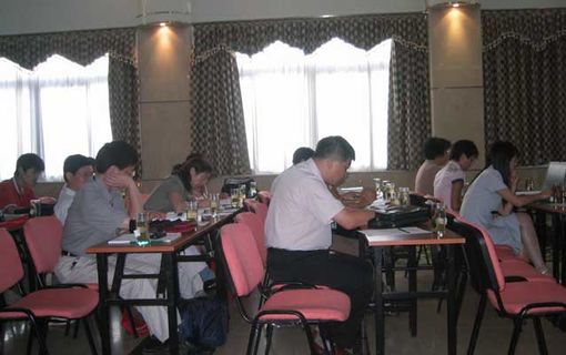 “十一五”中國(guó)制造業(yè)信息化技術(shù)及其標(biāo)準(zhǔn)化發(fā)展研討會(huì)暨2004年全國(guó)工業(yè)自動(dòng)化系統(tǒng)與集成標(biāo)準(zhǔn)化技術(shù)委員會(huì)年會(huì)及工業(yè)機(jī)器人標(biāo)準(zhǔn)劃分技術(shù)委員會(huì)換屆會(huì)，各參會(huì)人員聽(tīng)取演講人員的報(bào)告，吸取經(jīng)驗(yàn)